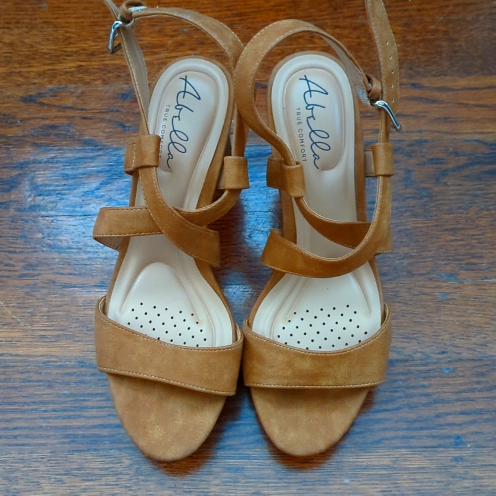 Brown Abella Size 7 heel
